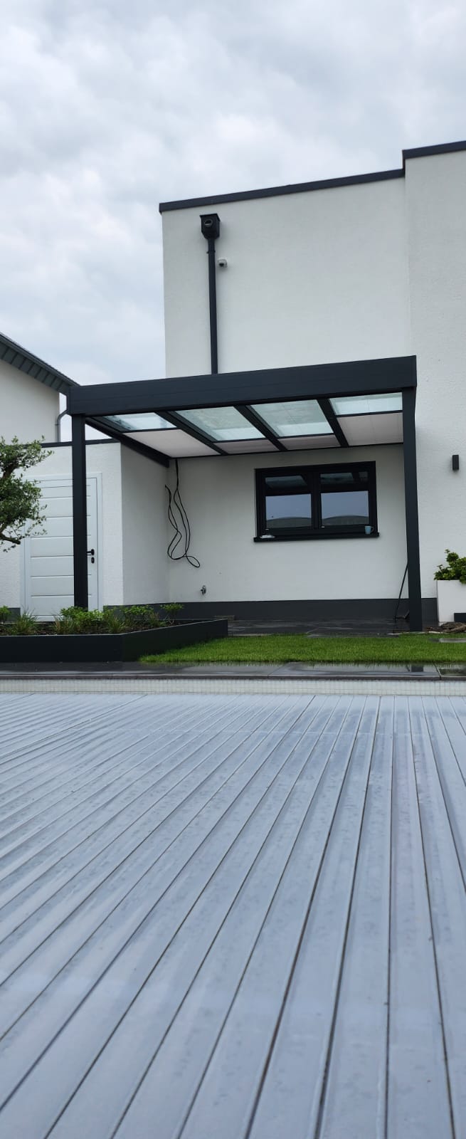 Kompaktes Terrassendach mit Plissee-Beschattung
