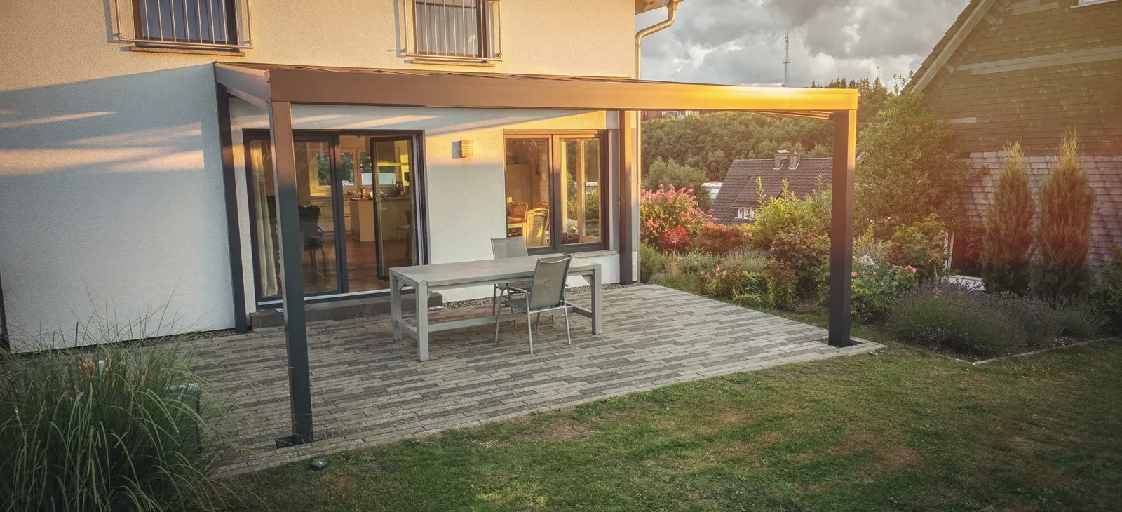 Freistehendes Glasdach im puristischen Design