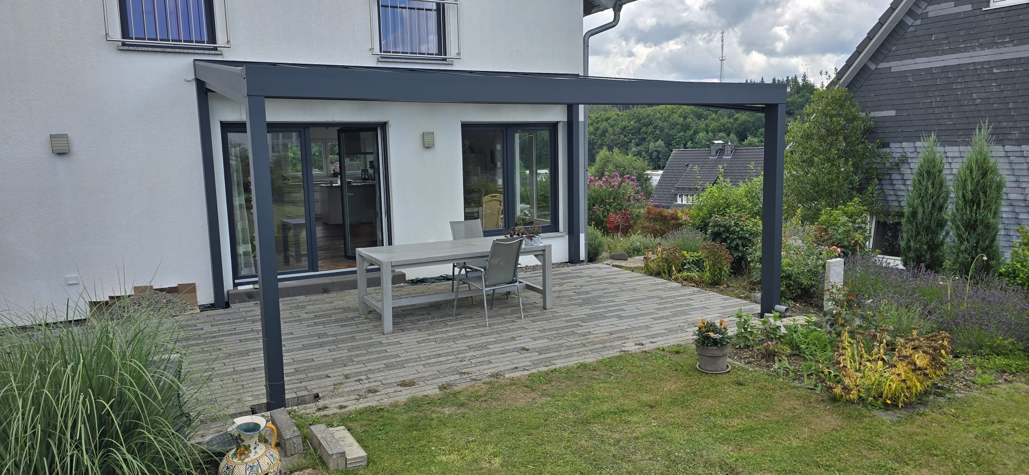 Freistehendes Glasdach im puristischen Design